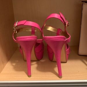 Thalía hot pink platforms sandals